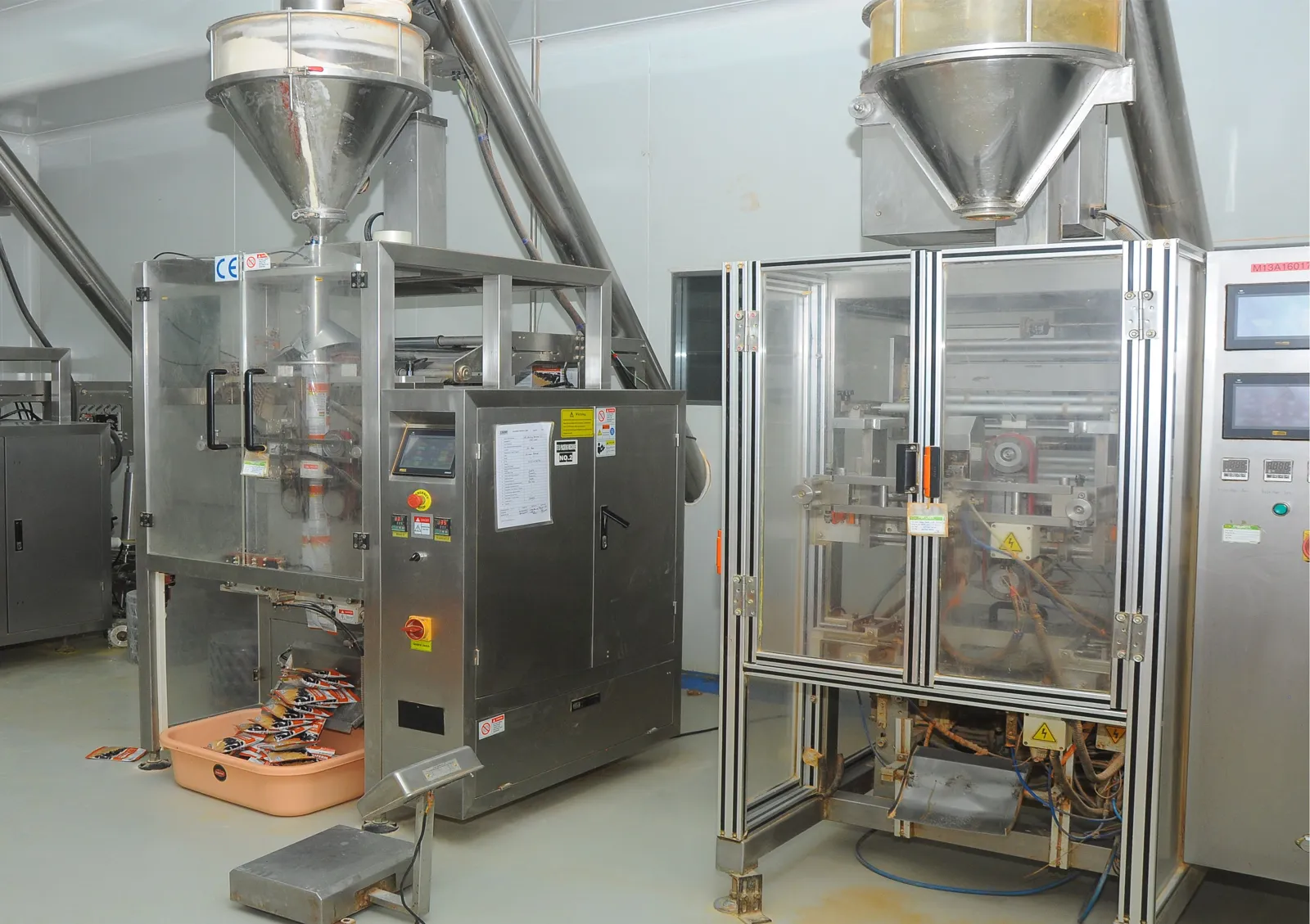 Máy đóng gói tự động tại nhà máy của tập đoàn