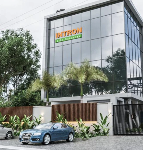 Tòa nhà Intron Life Sciences với biển tên INTRON, Ấn Độ